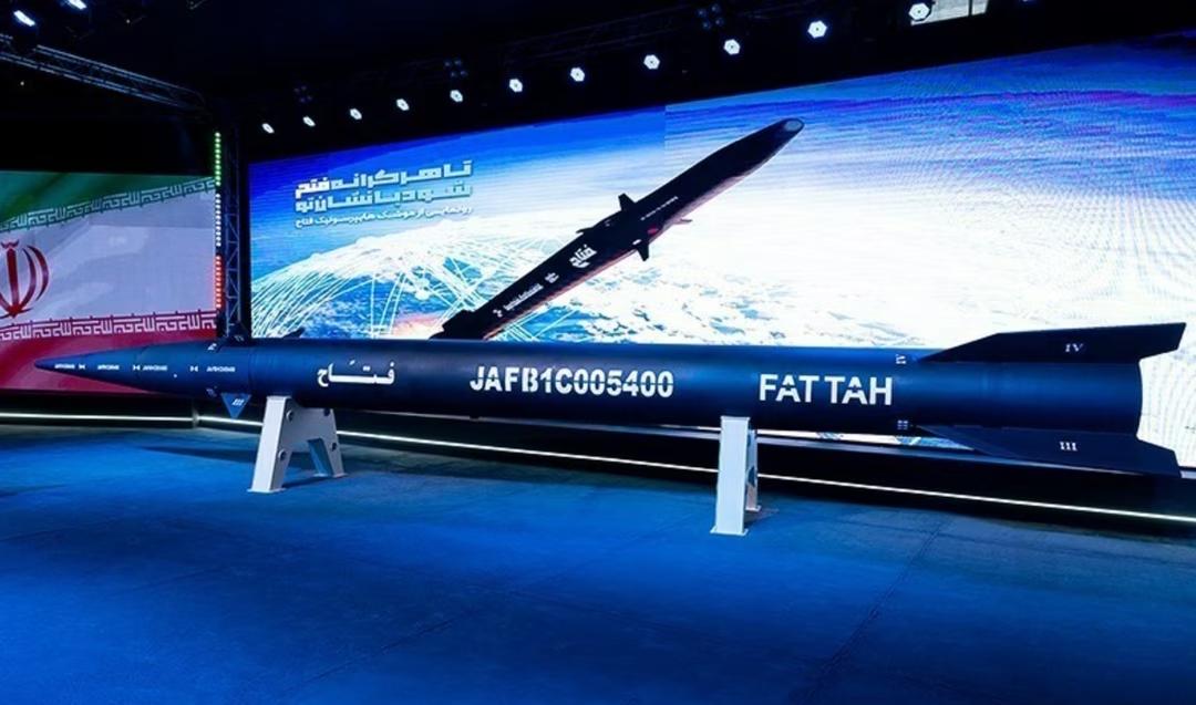 Le missile Fattah-1 atteint des vitesses hypersoniques avant de séparer un planeur manœuvrable (HGV) pour la phase terminale. © DR