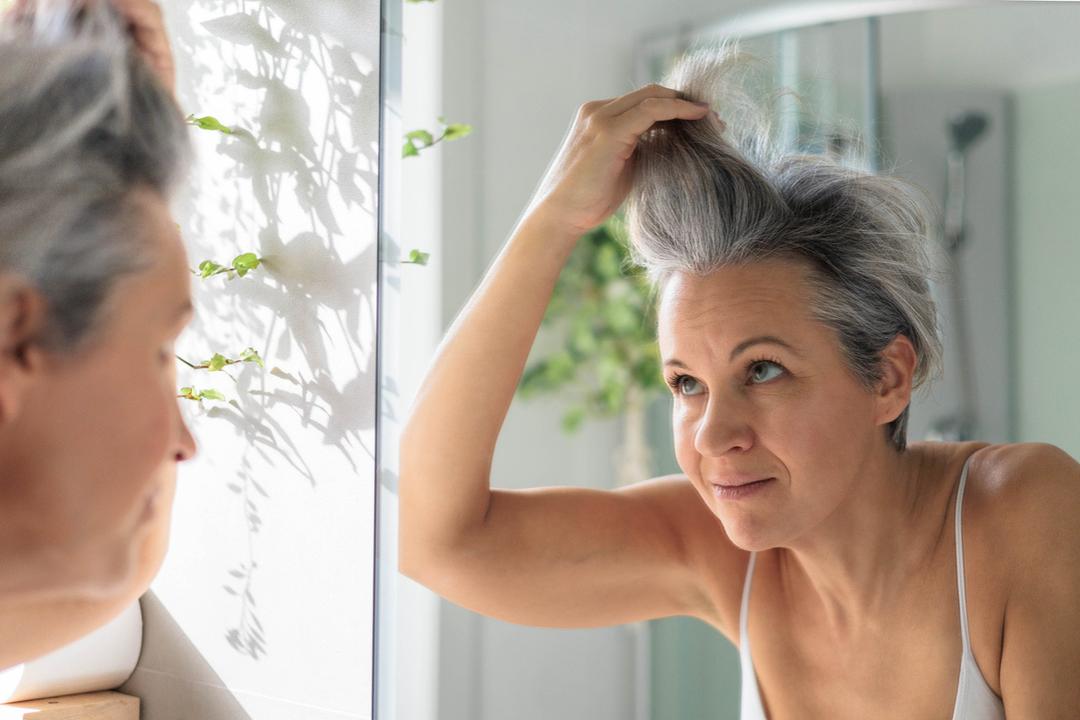 Et si vos cheveux gris étaient le signe que votre corps se protège du cancer ?