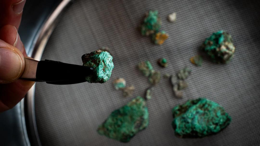 Cette roche verte pourrait trahir une activité humaine vieille de 7 000 ans  dans les Pyrénées