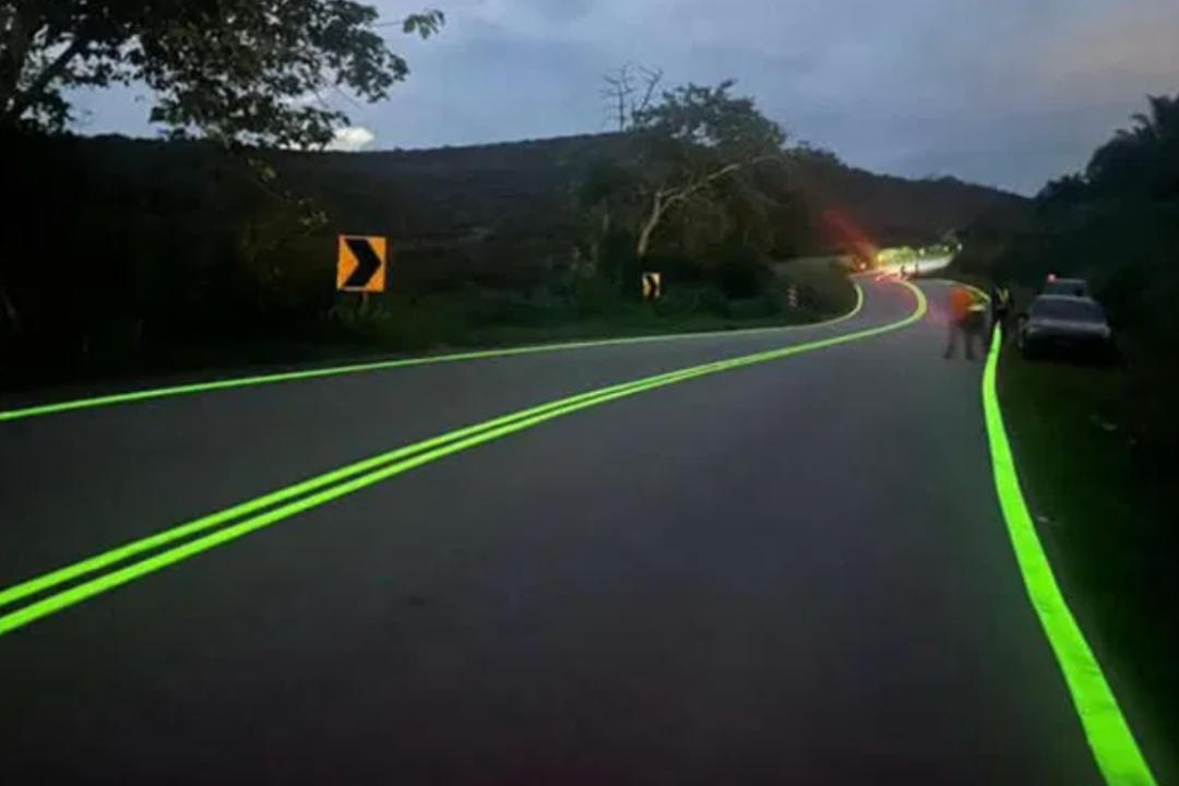 Ils peignent les routes pour qu’elles brillent la nuit… mais à quel prix ?