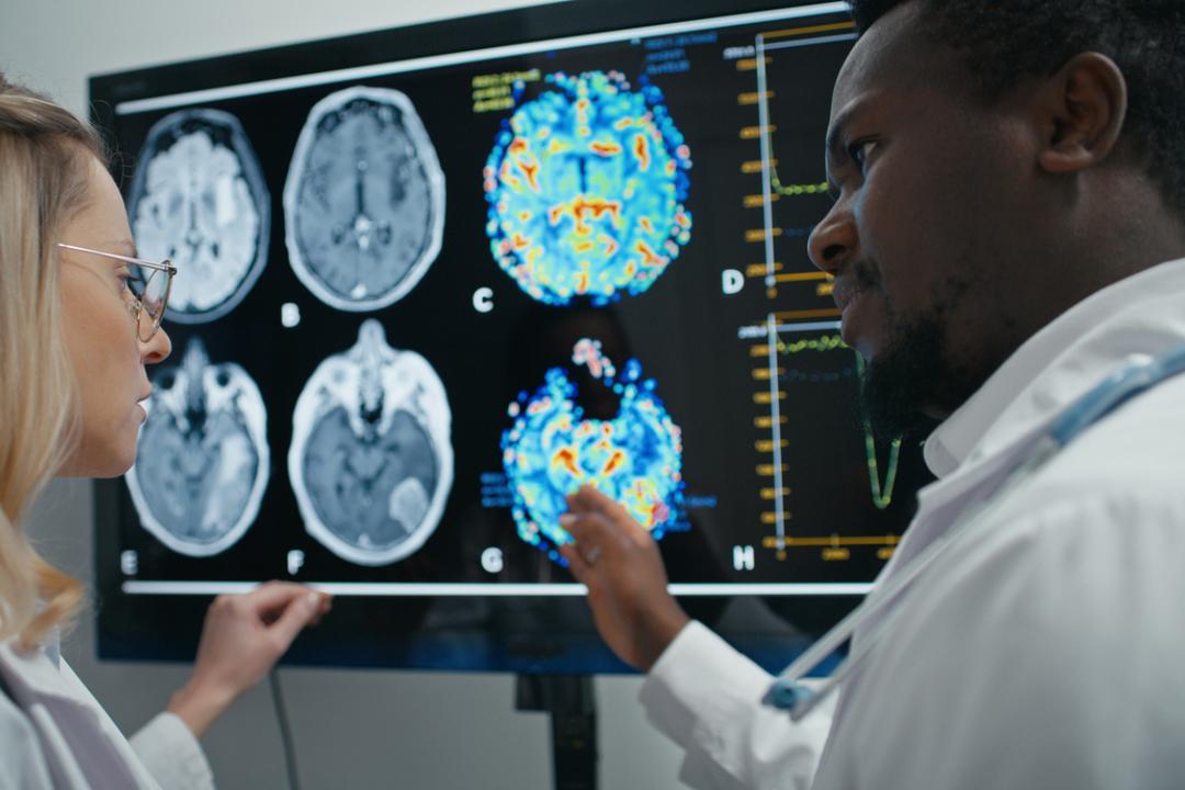 Et si le cerveau vieillissait à cause d’un dérèglement caché dans nos gènes ?