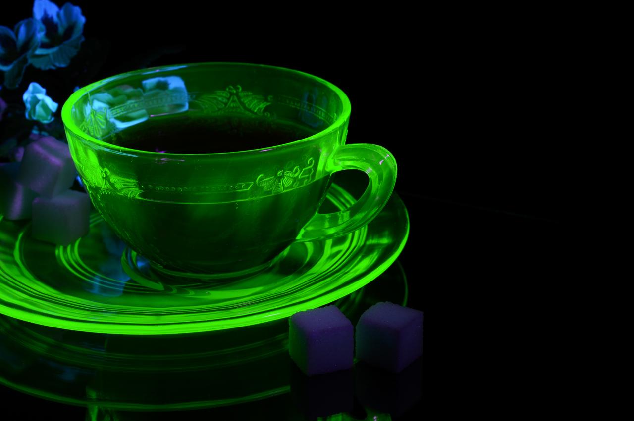 Qu'est-ce que le verre d'uranium? Apprenez comment il brille dans le noir