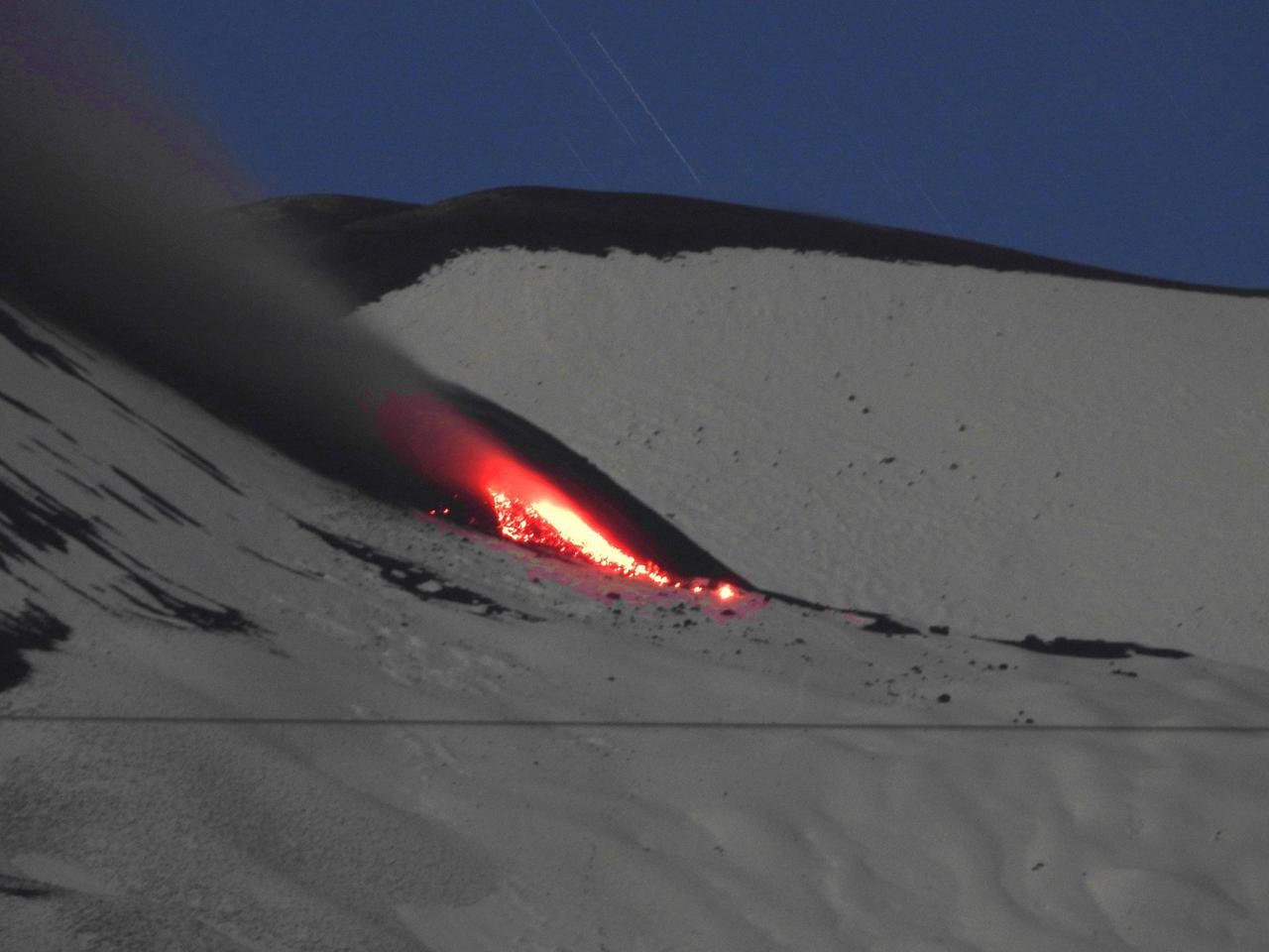 Coulée de lave sur le versant nord du Cratère sud-est de l'Etna, dans la nuit du 12 au 13 mai 2022. © INGV