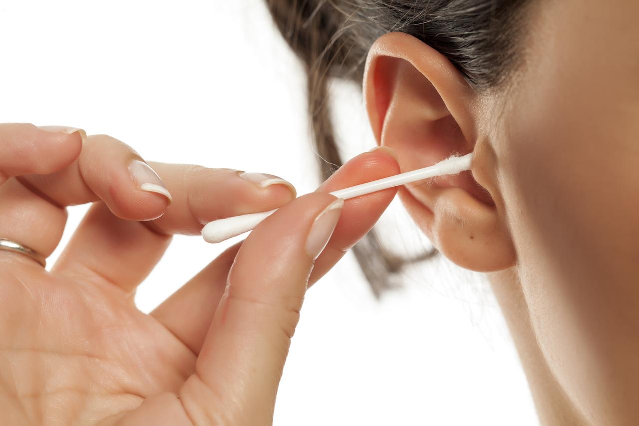 Une femme s'infecte l'os du crâne en nettoyant son oreille avec un — free download