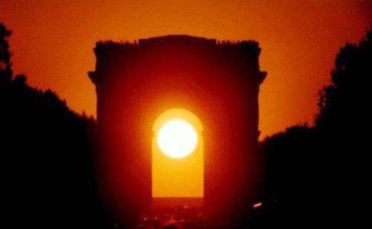 Le Soleil se couche dans l'axe de l'Arc de Triomphe, image size:1280x786