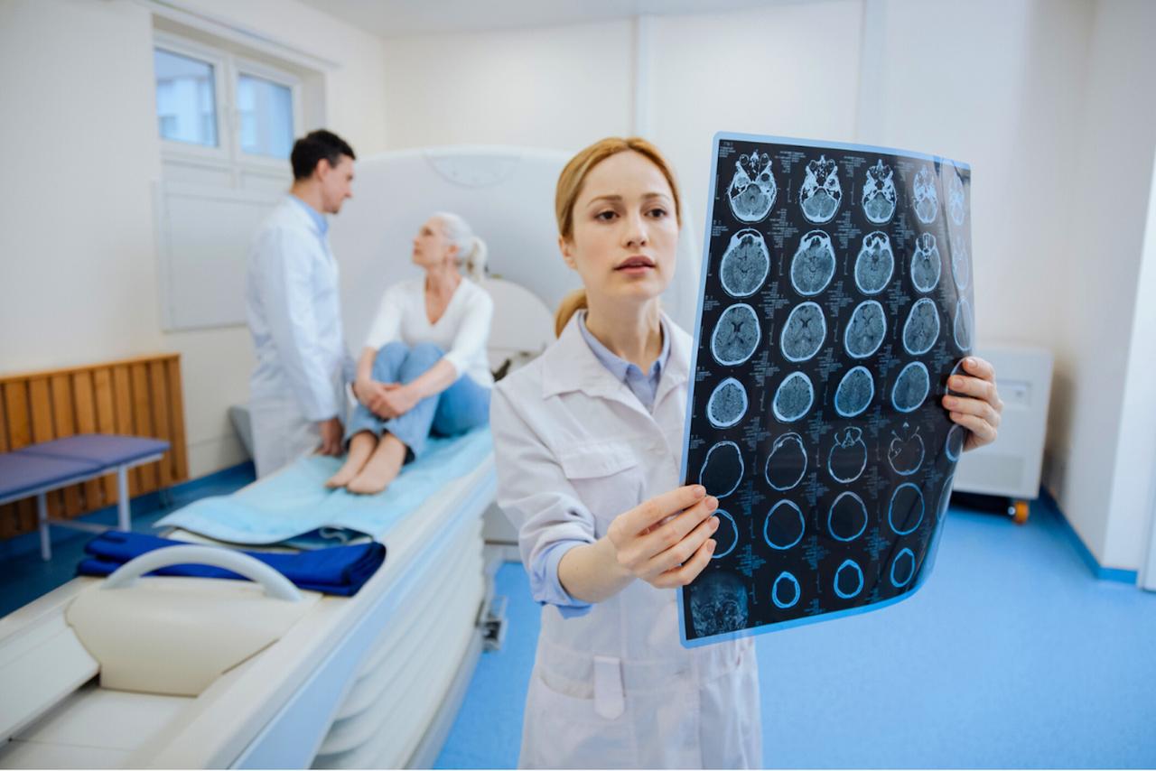 Alzheimer : une « arme » naturelle du cerveau identifiée… et elle ...