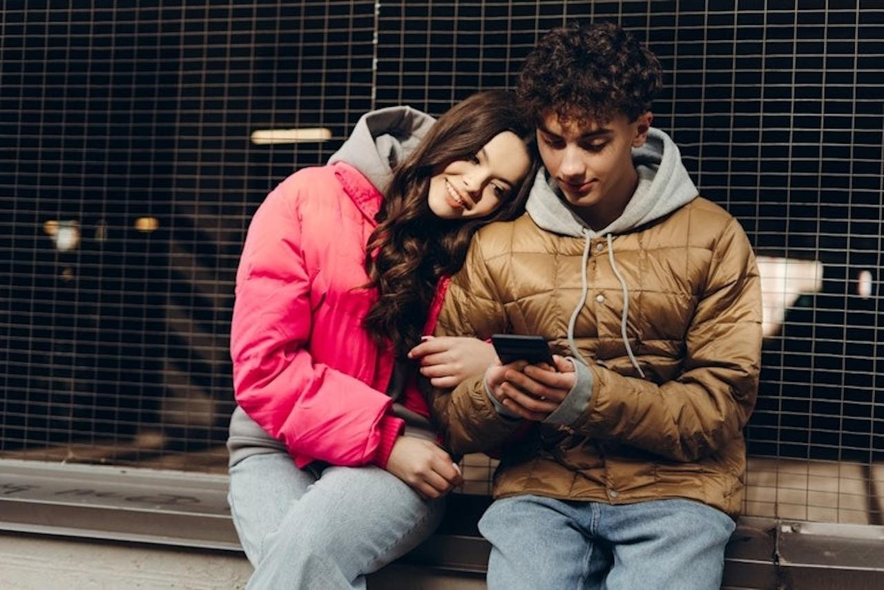 Les chercheurs identifient un « red flag » majeur dans les couples adolescents (et il concerne leur téléphone)