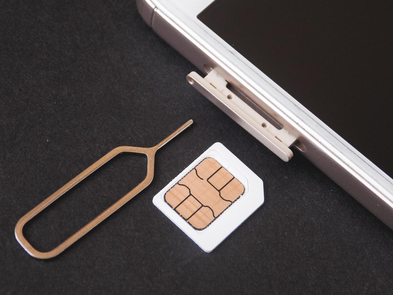 Comment choisir entre eSIM et carte SIM physique pour voyager à l’étranger ?