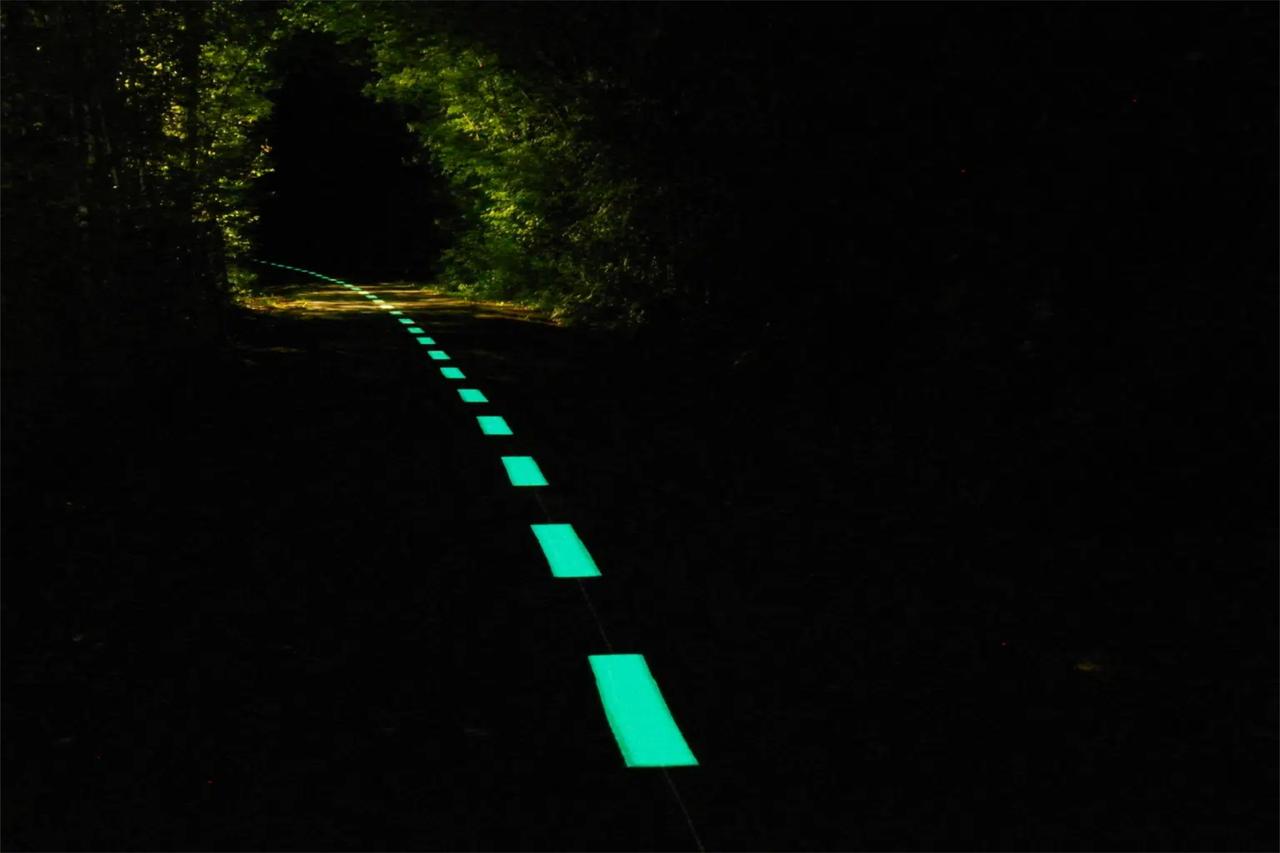 La peinture LuminoKrom® s’illumine dans l’obscurité pendant 10 heures en toute autonomie.&nbsp;© OliKrom