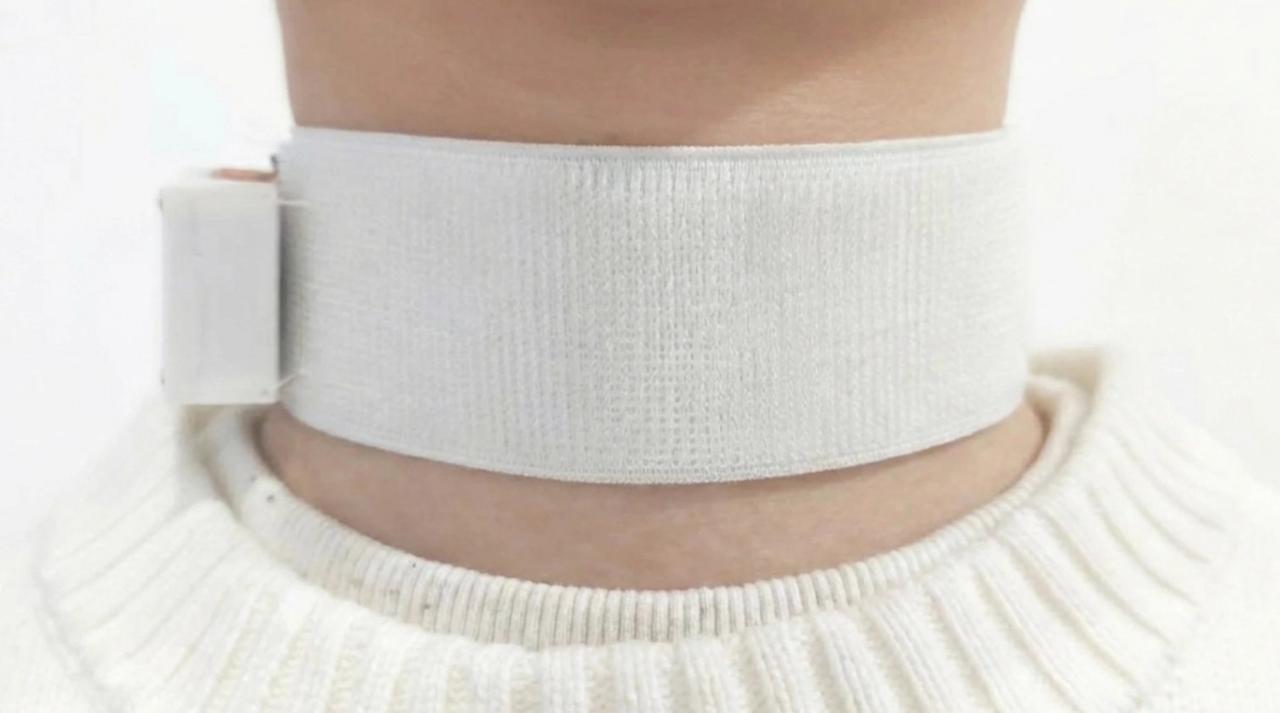 Ce collier capte les sons des victimes d'AVC : ils peuvent enfin reparler après des mois de silence !