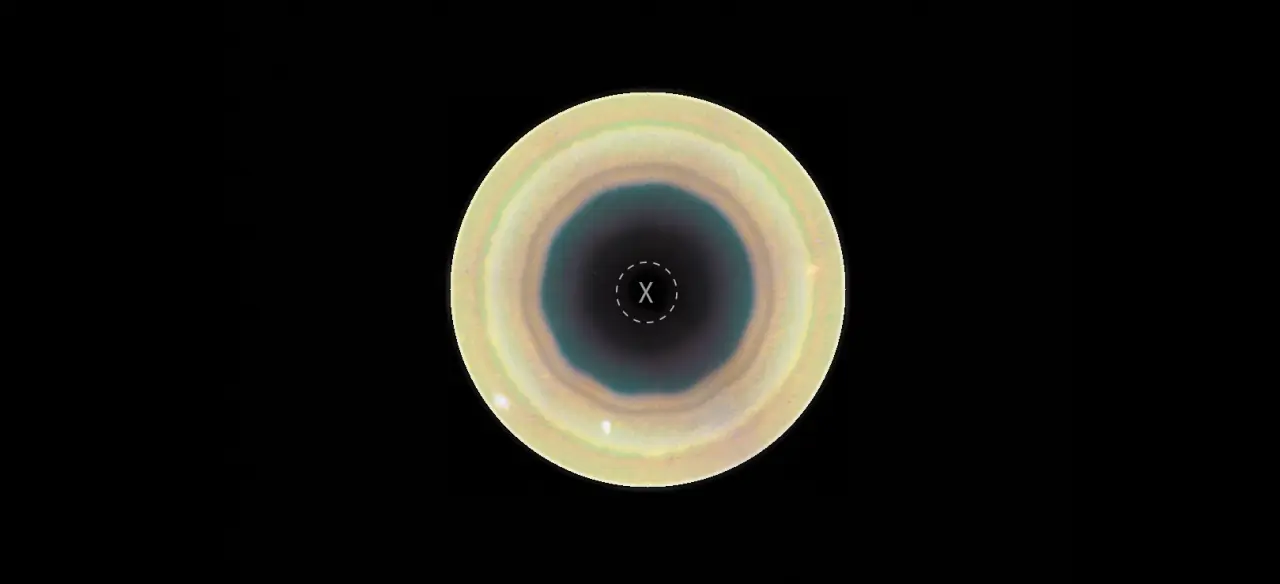Six côtés au nord, dix au sud : Hubble révèle une étonnante énigme dans l’atmosphère de Saturne !