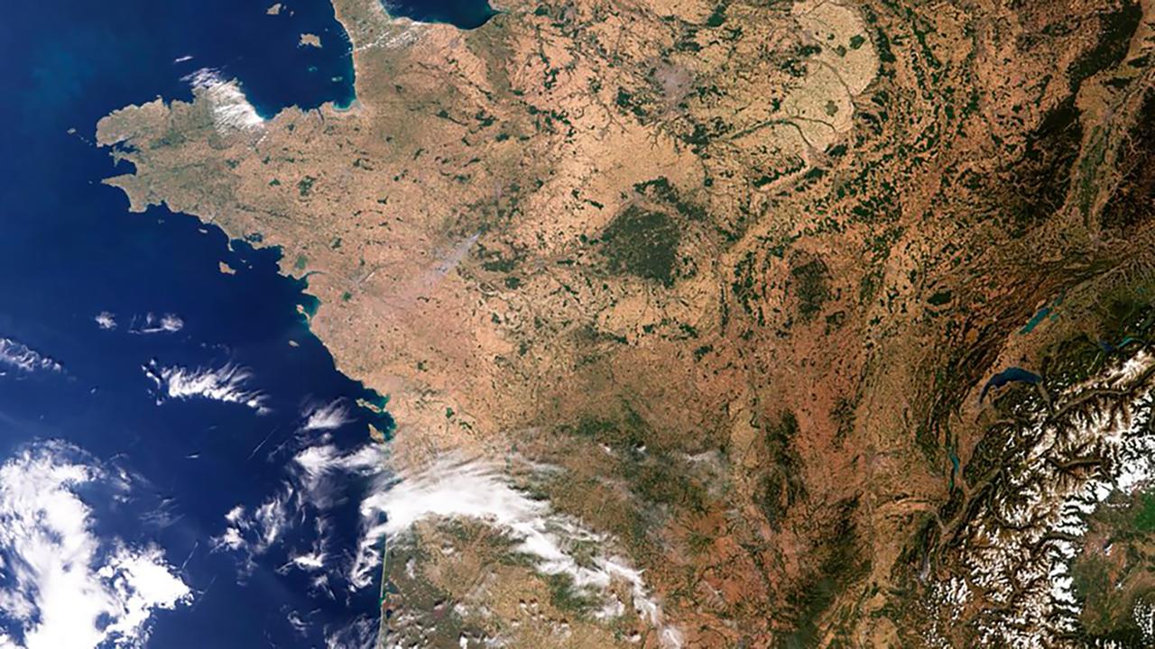 La Terre observée par le satellite Sentinel 3 le 9 août 2022. Remarquez la fumée de l&#39;incendie en cours à proximité d&#39;Angers.&amp;nbsp;© Copernicus Sentinel data (2022), ESA, CC by-sa 3.0 IGO
