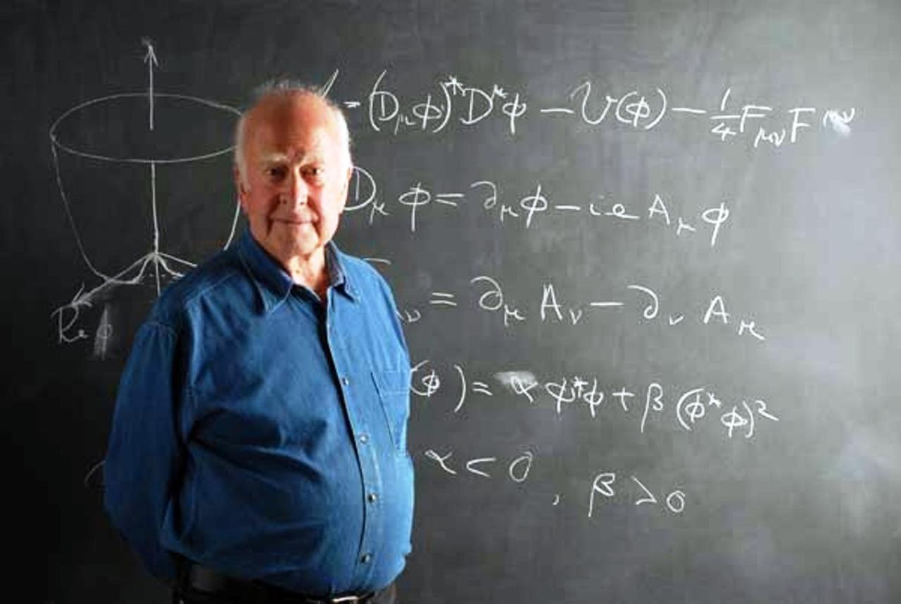 Peter Higgs devant un tableau où sont écrites les équations décrivant son célèbre boson. © Peter Tuffy, The University of Edinburgh.