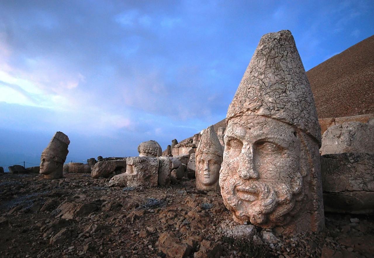 Ces cités que l'on croyait perdues : au sommet de cette montagne, des têtes géantes gardent un tombeau vieux de 2 000 ans