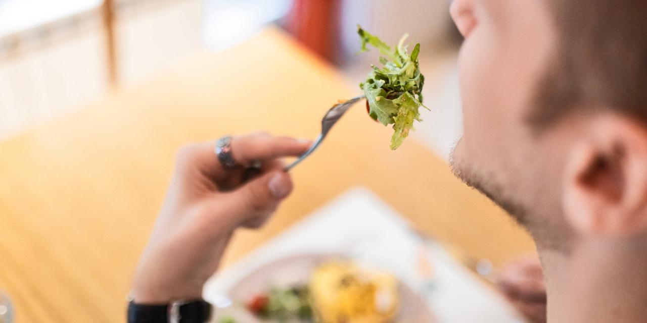 Voici les aliments du quotidien associés à une mémoire mieux préservée avec l'âge selon les spécialistes