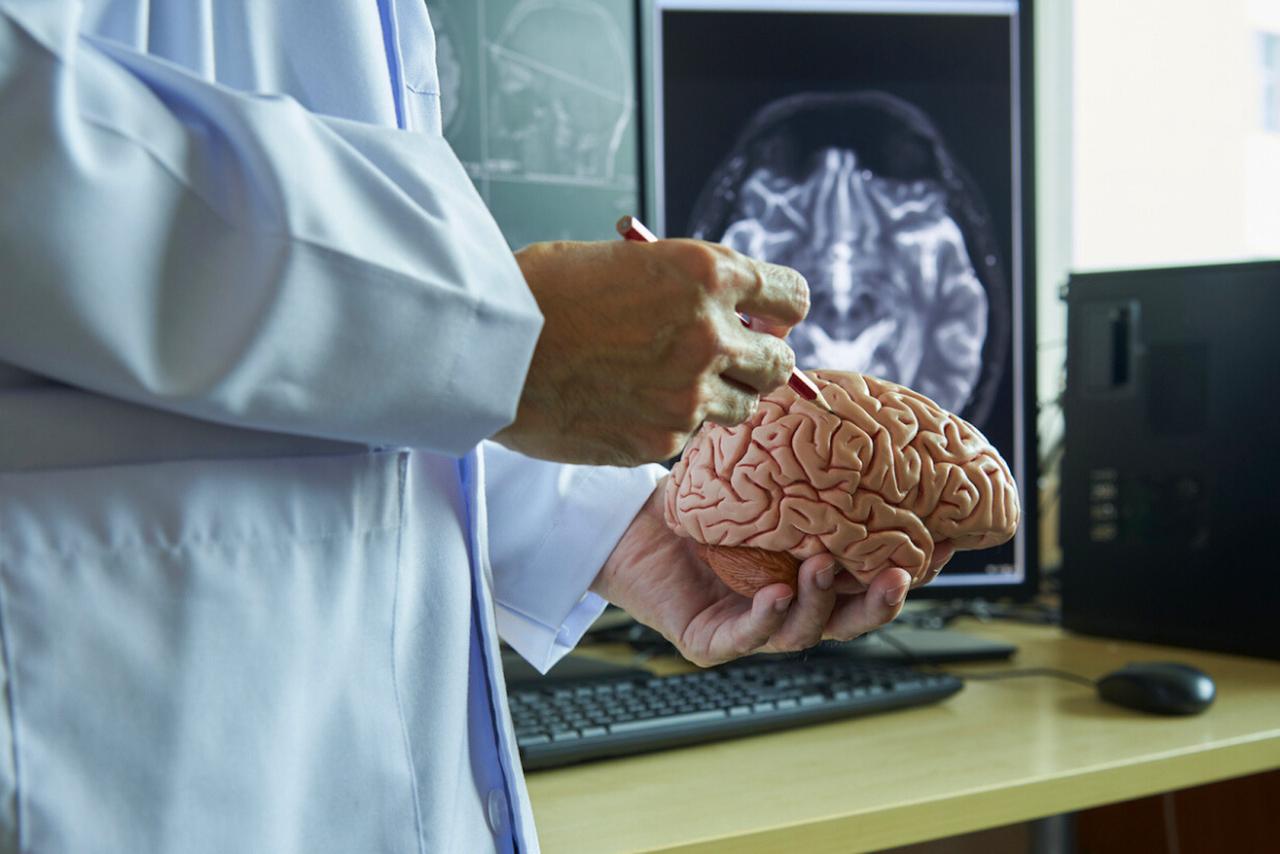 Les premiers signes d’Alzheimer sont souvent invisibles, et il est difficile de savoir quand la mémoire commence vraiment à faiblir. Cette incertitude complique le diagnostic précoce, pourtant essentiel pour intervenir avant que la maladie n’avance trop. ©&nbsp;undefined undefined, iStock