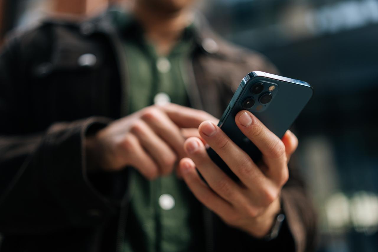 Faut-il fermer toutes ses applications ouvertes en arrière-plan sur son smartphone pour économiser la batterie ?