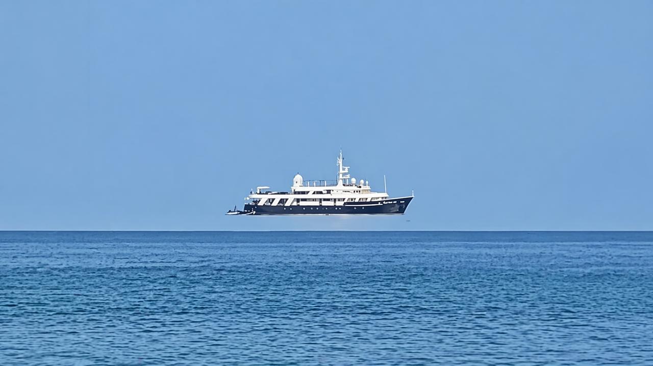 Phénomène météo extraordinaire : ces bateaux suspendus dans le ciel ne sont pas des fake news