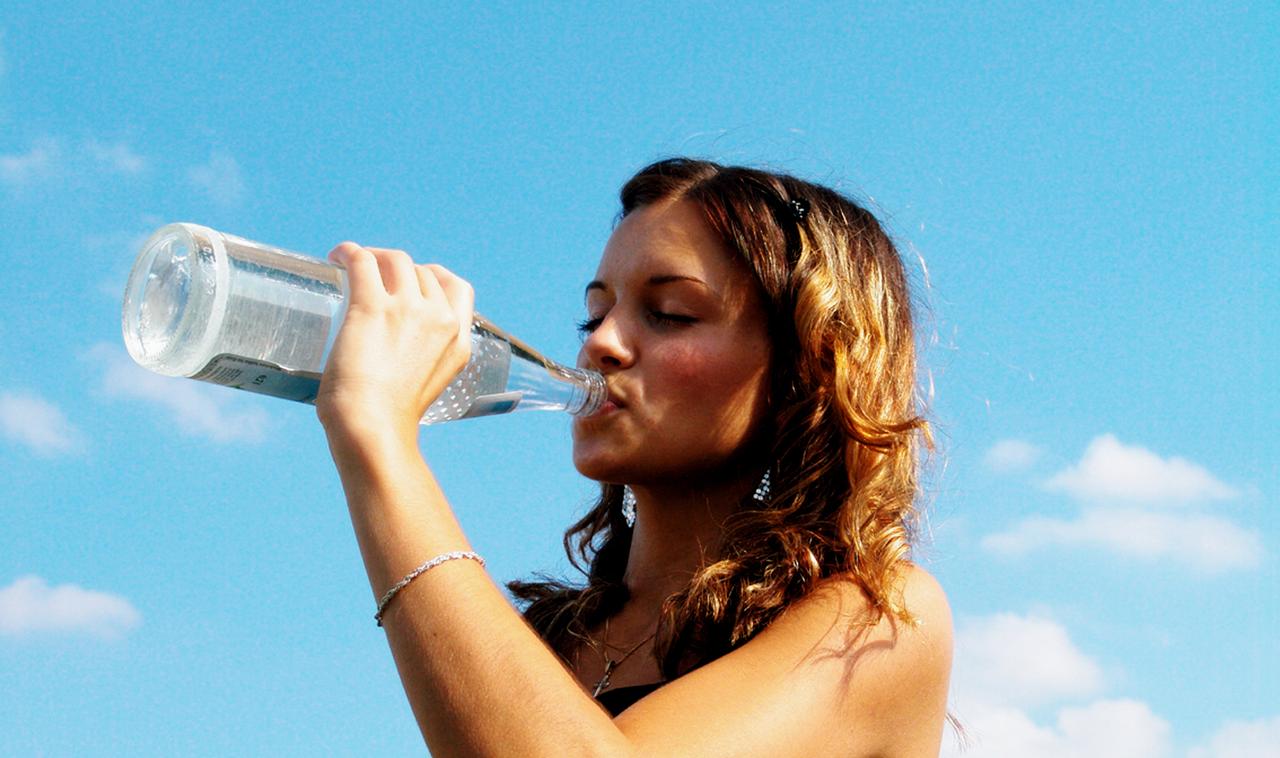 Ne pas boire assez d'eau : une mauvaise habitude bien plus dangereuse pour  la santé qu'on ne le pense, alertent des chercheurs, image size:1280x758