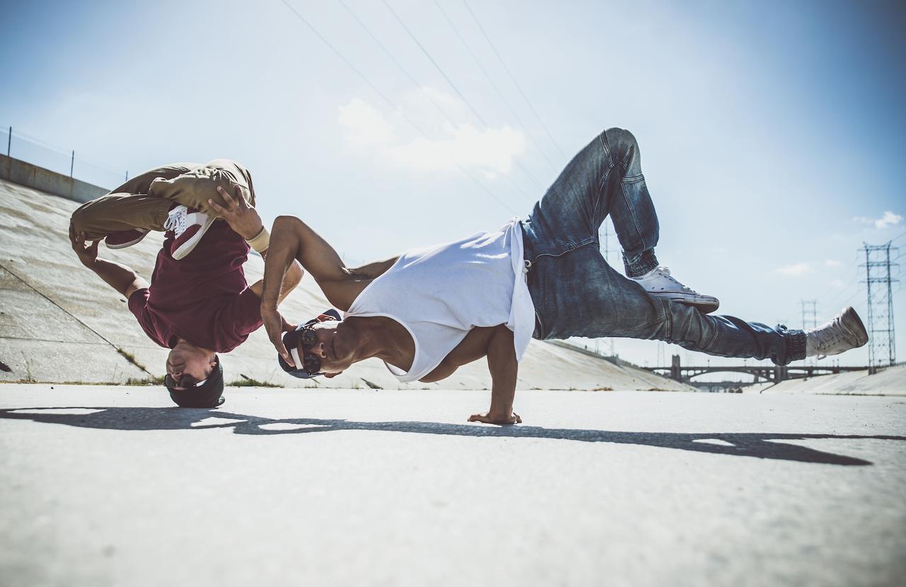 Cette figure de breakdance peut entrainer une déformation du crâne et ...