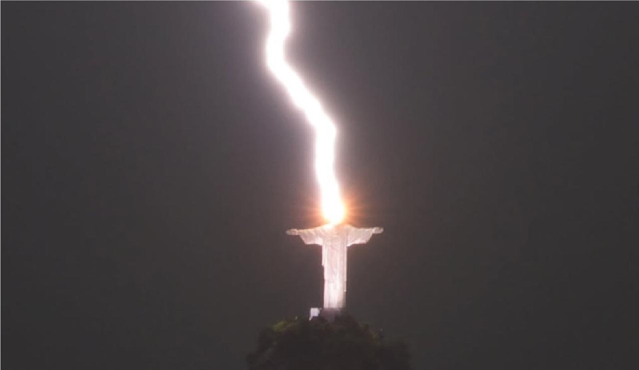 Le jour où un orage banal a envoyé la foudre sur le Christ de Rio et signé une photo historique