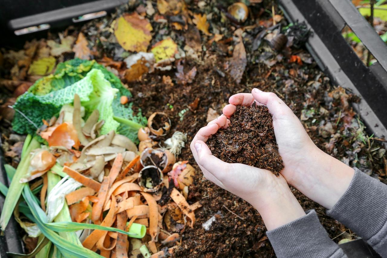 Bien trier les déchets pour avoir un beau compost.&amp;nbsp;© Jérôme Rommé, Adobe Stock