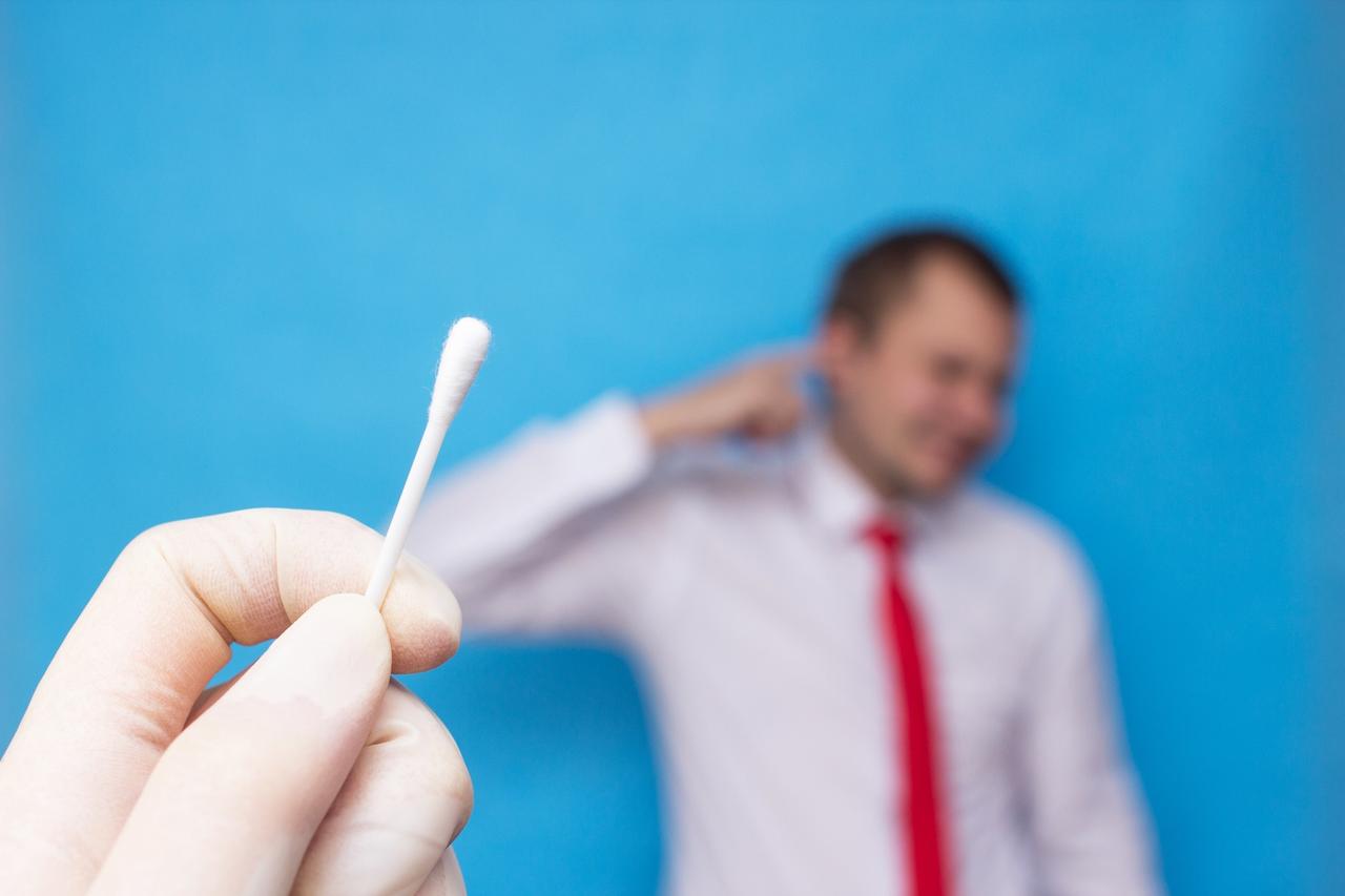 Patient hors norme il nettoie son oreille avec un coton tige et — free download