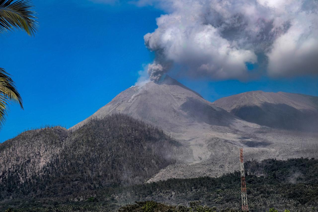 Des bombes volcaniques de la taille d’un ballon de basket sont retombées jusqu’à 6,5 km du volcan Lewotobi, en Indonésie ! © Jimmy Tandjoeng, iStock