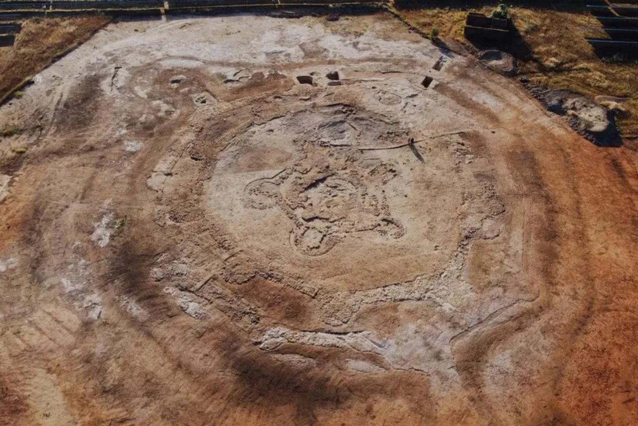 Ils fouillaient avant d'installer des panneaux solaires, ils sont tombés sur une forteresse de 5 000 ans