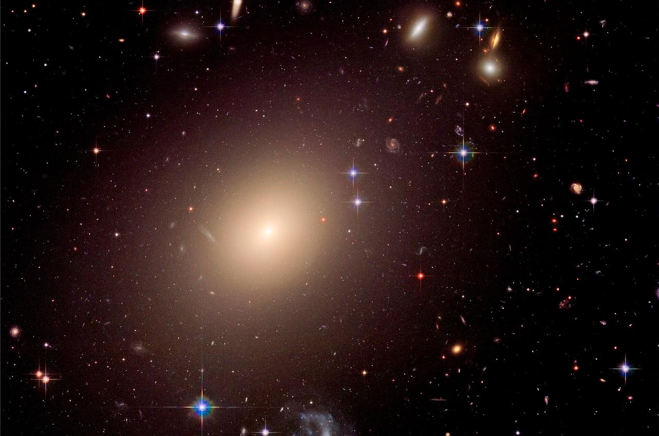 Comparée à ce monstre galactique, notre Voie lactée est une galaxie naine !