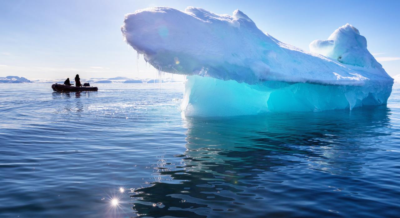 La glace, comme tout corps plongé dans l'eau, ne devrait-elle pas couler au lieu de… flotter ? © Rixipix, iStock