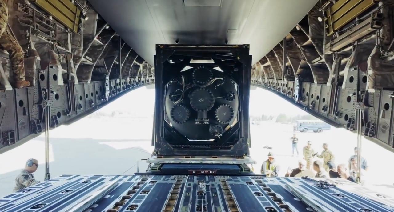 Le chargement du Ward250 à bord d’un avion C-17. © Valar Atomics