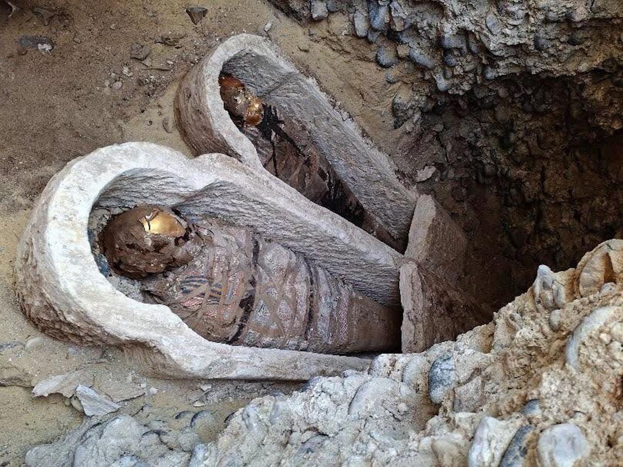 Des langues d’or, des félins, un fragment de l’Iliade : cette momie découverte en Égypte défie les repères