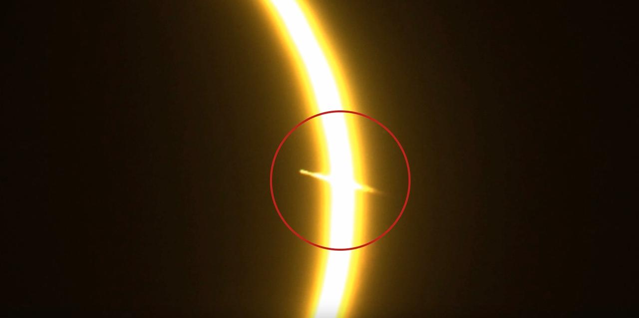 La photo de la semaine : le mystère de cette traînée lumineuse filmée pendant l’éclipse du Soleil