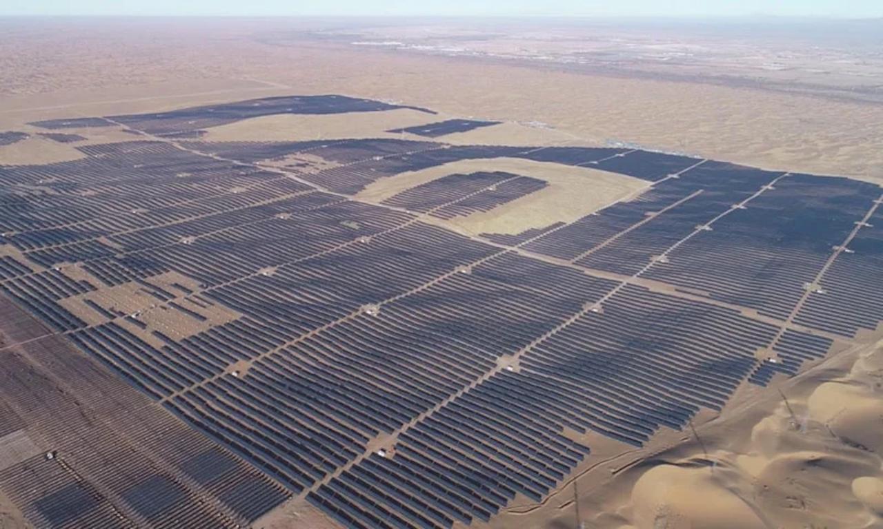 On voit déjà de l’espace la « Grande Muraille photovoltaïque » que la Chine construit dans le désert