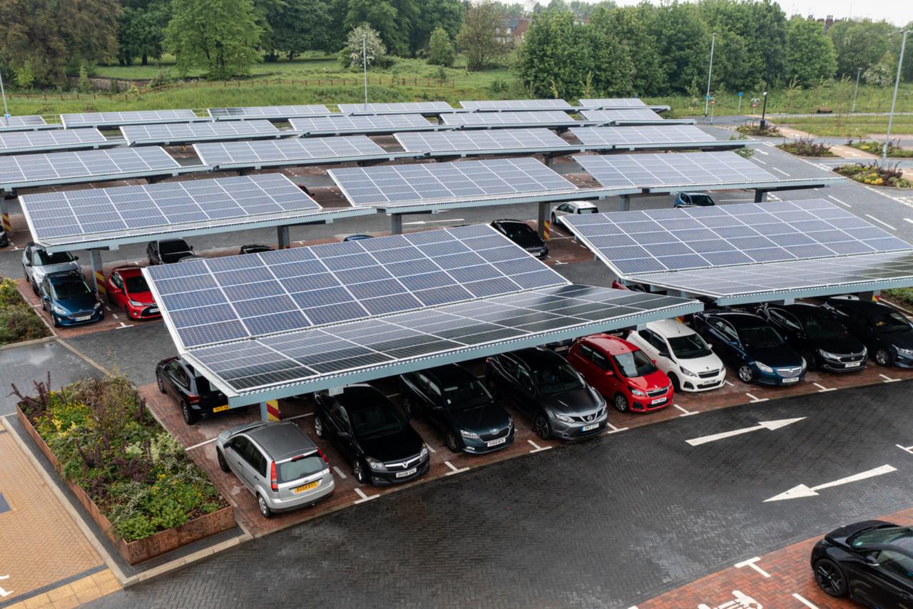 Dès 2026, certains parkings devront se couvrir de panneaux solaires… voici pourquoi