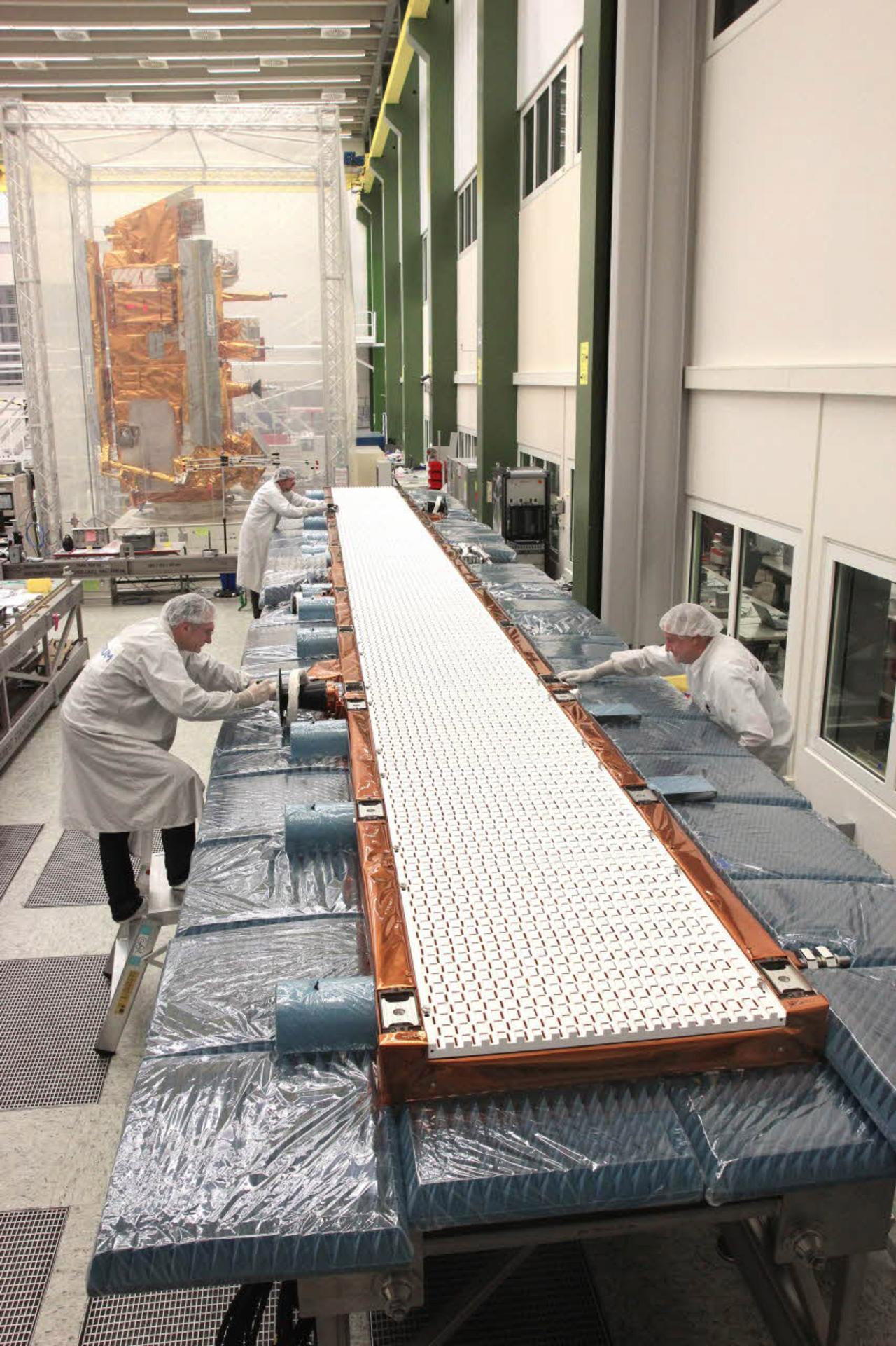 Construit par Airbus Defence and Space, le radar du satellite Sentinel 1 mesure 12 mètres de long et est composé de 560 petites antennes individuelles couplées entre elles. © Airbus Defence and Space