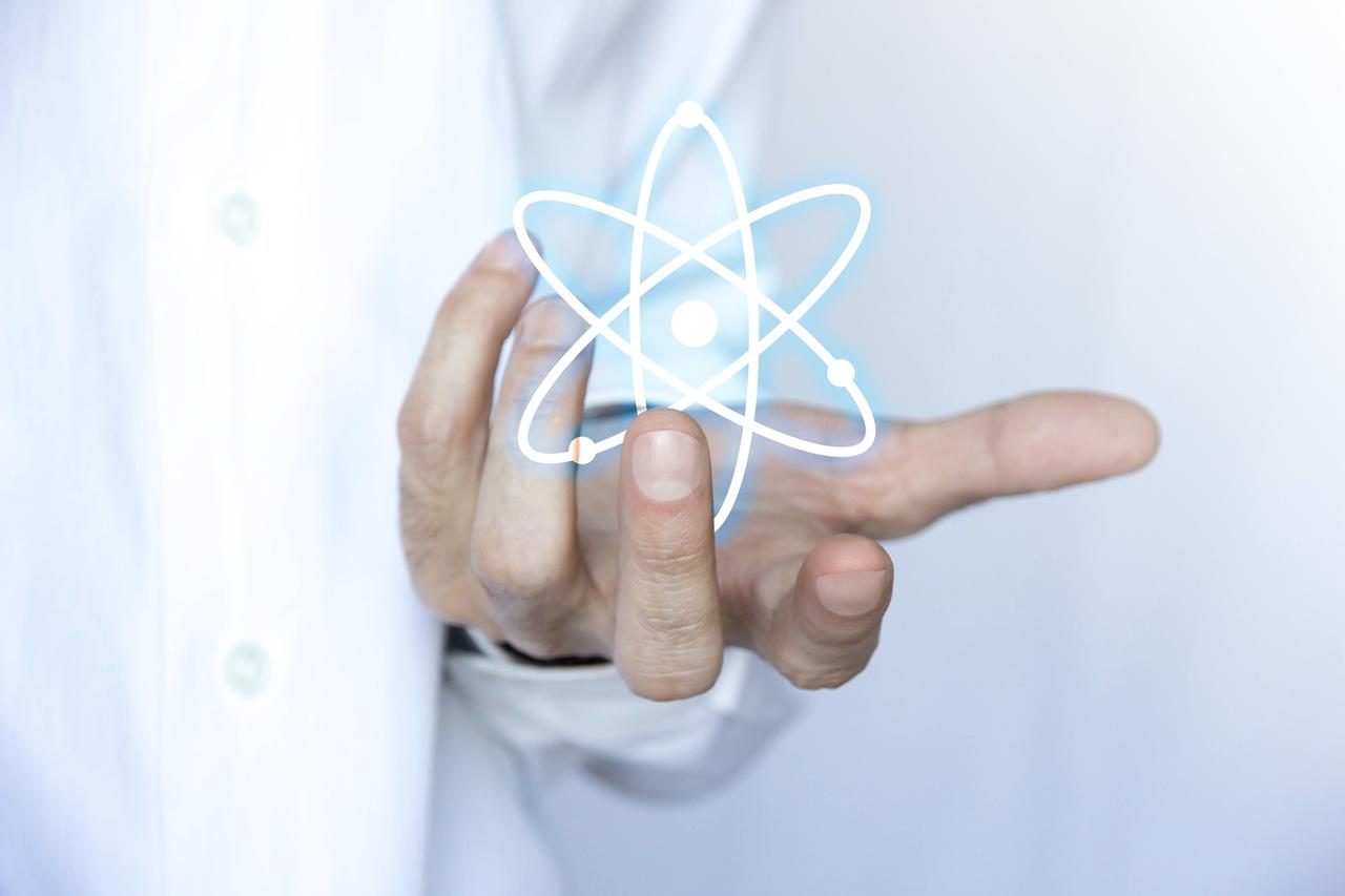 Le physicien tente de comprendre les lois fondamentales de la nature ou de trouver des applications innovantes à ses découvertes via l’élaboration de prototypes. © MG, Fotolia.