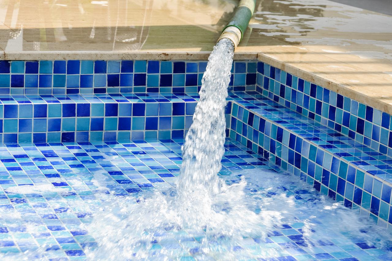 Remplir votre piscine alors que votre département est soumis à des restrictions peut vous exposer à une forte amende.&nbsp; © Irina, Adobe Stock