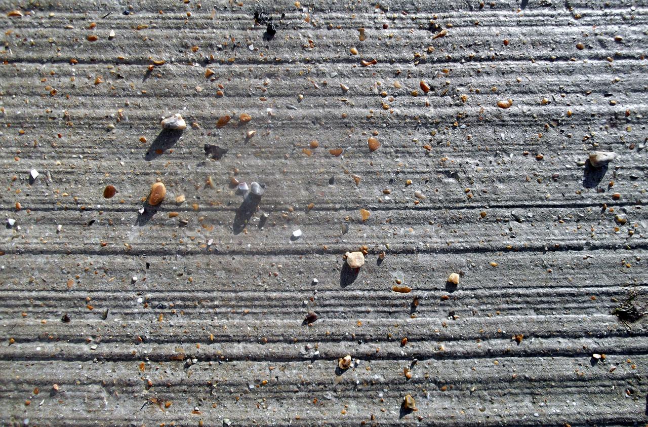 Il est souvent nécessaire de nettoyer et lisser une chape après l&#39;avoir coulée. &amp;nbsp;© Elsie Esq., Flickr, CC BY 2.0