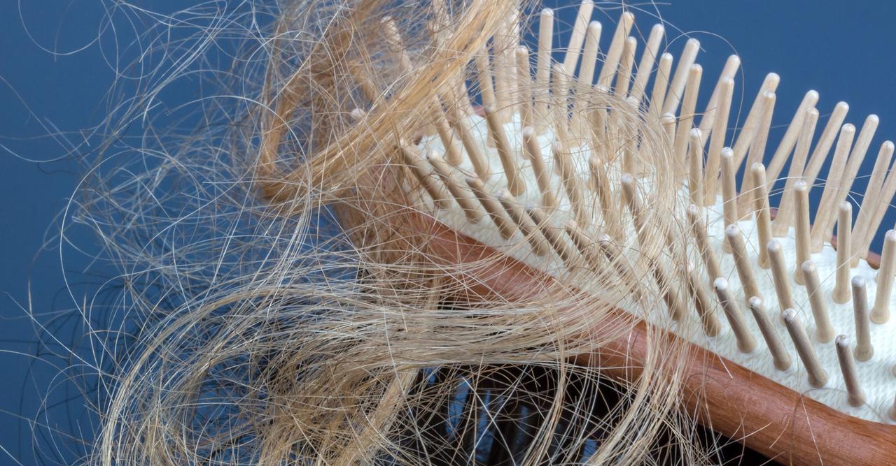 Chute de cheveux saisonnière, c'est grave docteur ?