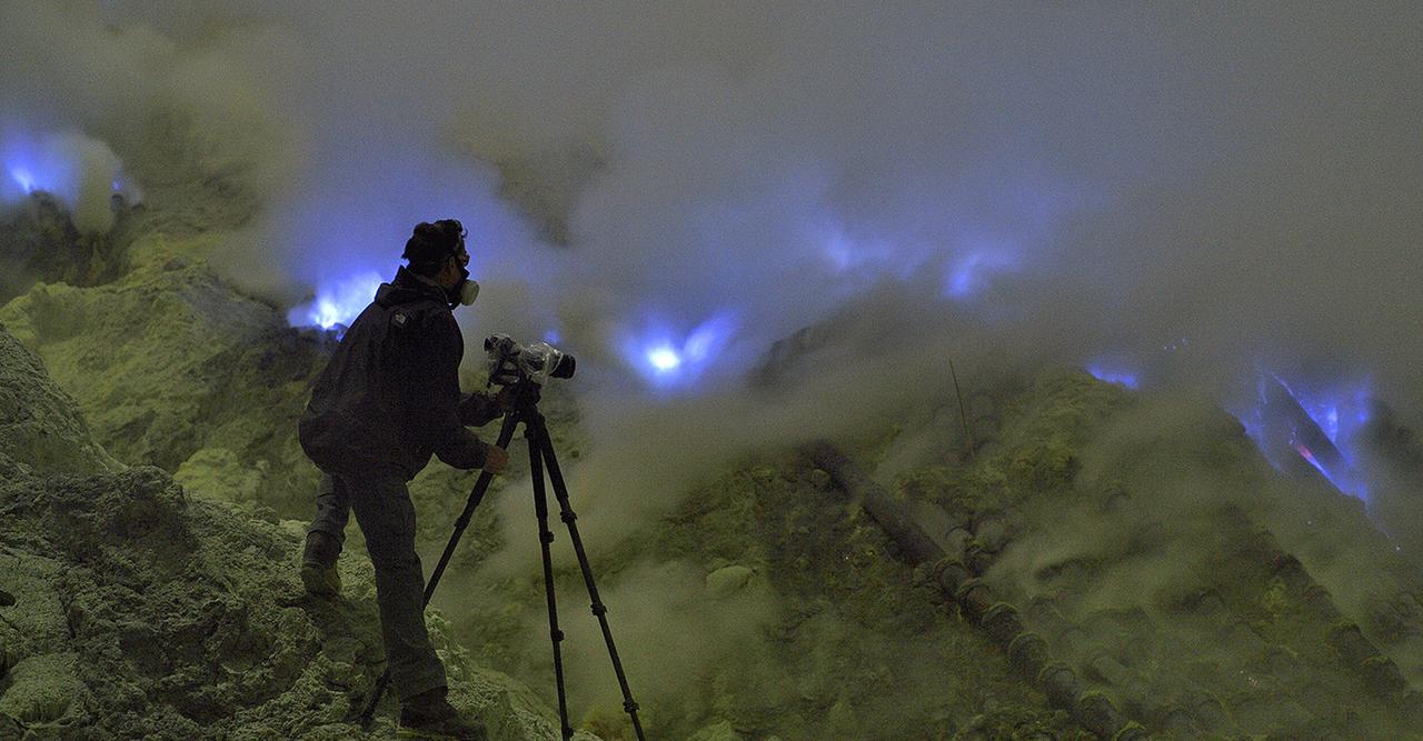 Inédit : les étranges flammes bleues du volcan Kawah Ijen, en Indonésie, image size:1280x667