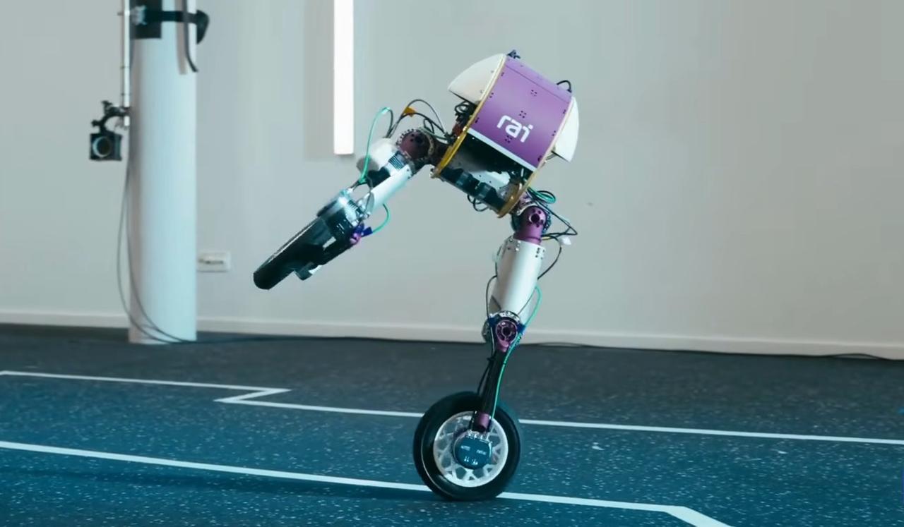 On voulait des robots qui marchent… Ce Roadrunner sur roues montre que c'était peut-être une erreur