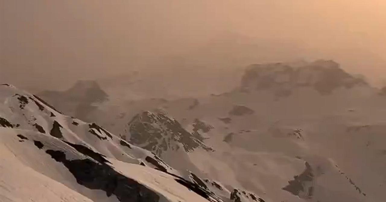 On se croirait sur Mars : les images du ciel jaune en France sont spectaculaires