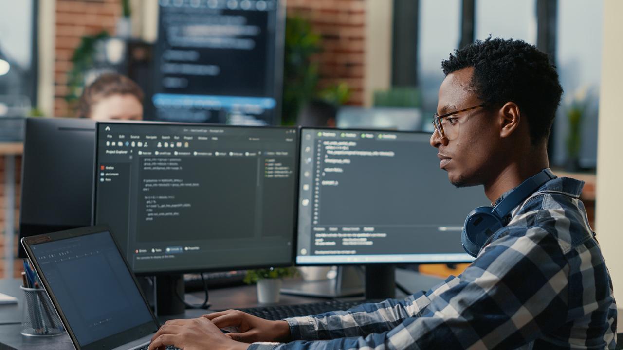 L'approche du low-code favorise le développement d’applications en un temps réduit,&nbsp;à la portée de tous. © DC Studio, Adobe Stock