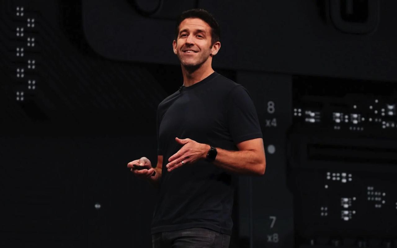 Qui est John Ternus, le successeur surprise de Tim Cook à la tête d’Apple ?