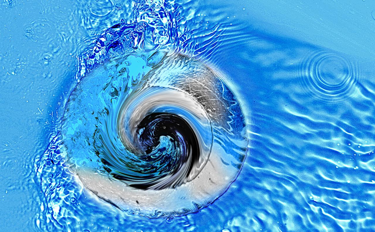 Un tourbillon dans l’évier est plus sensible aux forces de frottement dues aux aspérités du lavabo qu’à la force de Coriolis, contrairement aux cyclones où Coriolis joue un rôle important. © Sylvie Thenard, fotolia