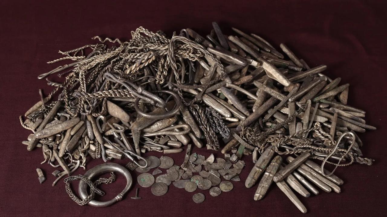 « La plus grande surprise de ma vie » : il trouve dans son jardin le plus grand trésor d’argenterie viking jamais découvert !