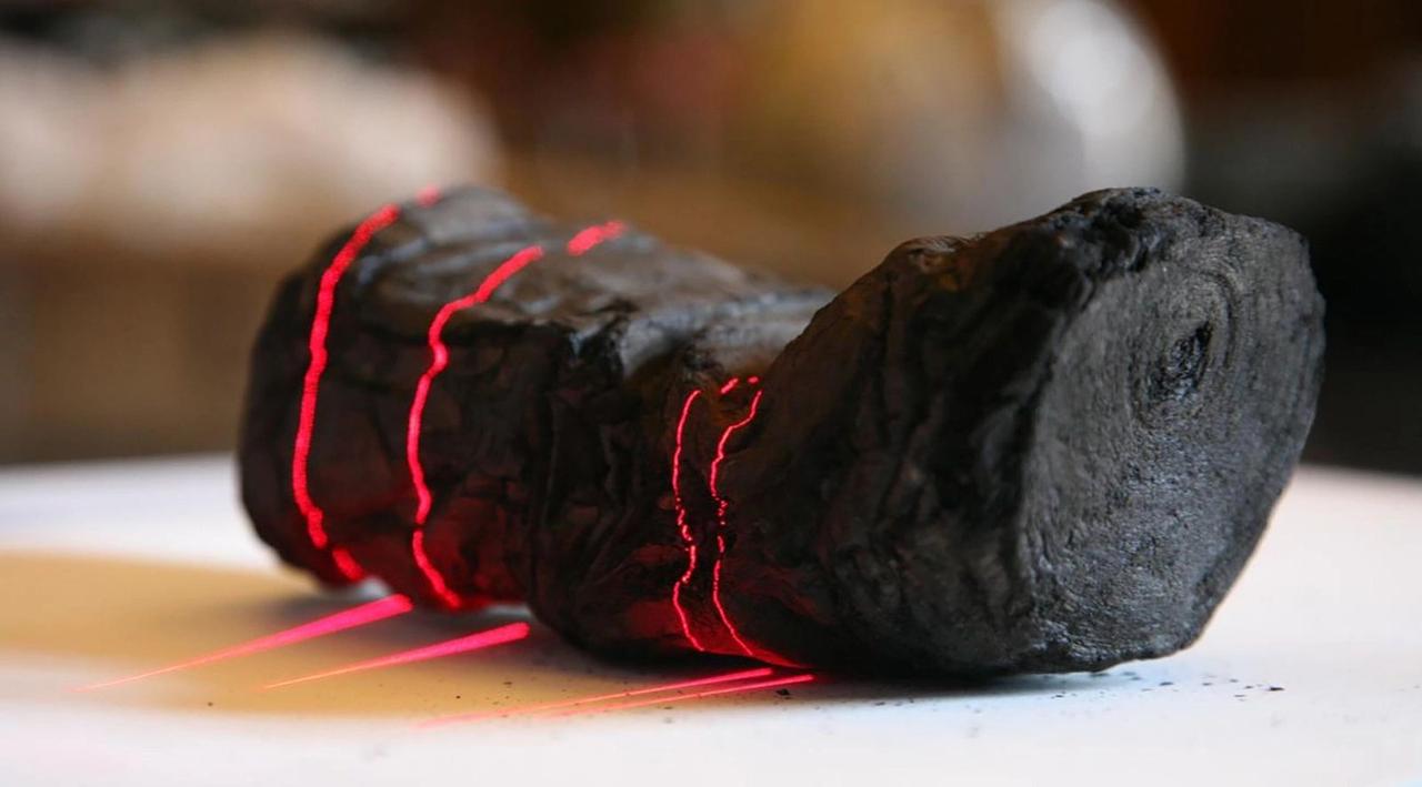 Personne ne pouvait l’ouvrir sans le détruire : ce papyrus antique carbonisé par le Vésuve vient pourtant d’être lu !