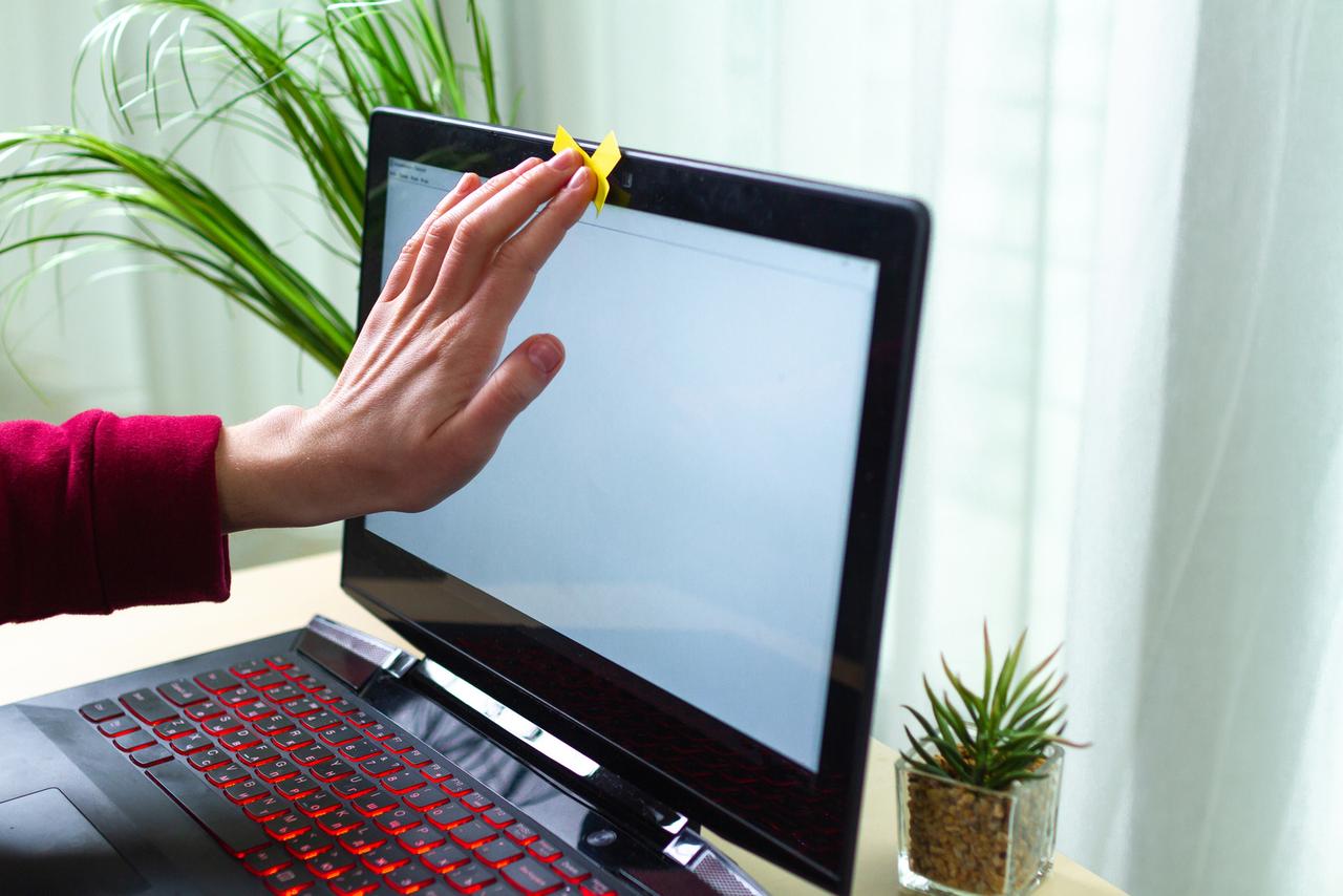 Cacher la webcam du laptop ©Goffkein, Adobe Stock